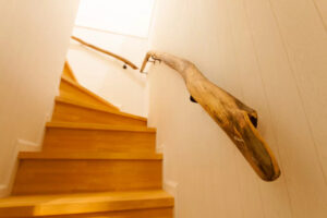 かっこいい工務店　埼玉　デザインハウス・エフ　施工事例　９　新築　戸建て　事務所併用　二世帯　アメリカン　木製　階段　流木　手すり