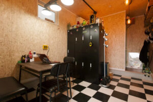 かっこいい工務店　埼玉　デザインハウス・エフ　施工事例　９　新築　戸建て　事務所併用　二世帯　アメリカン　内観　ダイニング　キッチン