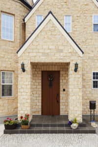 かっこいい工務店　静岡県　北条建設　施工例　#1 英国　コッツウォルズ　　石貼り　外観　エントランス　玄関