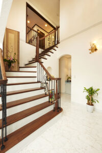 かっこいい工務店　静岡県　北条建設　施工例　#1 英国　コッツウォルズ　　石貼り　内観　玄関ホール　階段