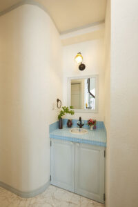 かっこいい工務店　静岡県　北条建設　施工例　#1 英国　コッツウォルズ　　石貼り　内観　洗面化粧台