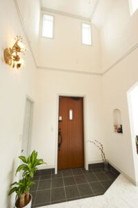 かっこいい工務店　静岡県　北条建設　施工例　#1 英国　コッツウォルズ　　石貼り　内観　玄関ホール