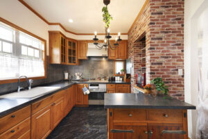 かっこいい工務店　静岡県　北条建設　施工例　#1 英国　コッツウォルズ　　石貼り　内観　キッチン