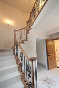 かっこいい工務店　静岡県　北条建設　施工例　#2　パリ　アパルトマン　内観　玄関ホール　階段