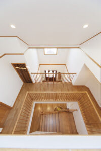 かっこいい工務店　静岡県　北条建設　施工例　#3　ジョージアンスタイル　内観　2階ホール　吹き抜け