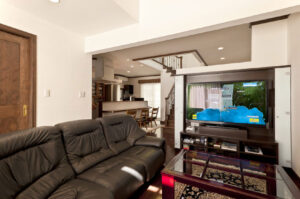 かっこいい工務店　静岡県　北条建設　施工例　#5　新築　戸建　アメリカン　コロニアルスタイル　内観　吹き抜け　リビング