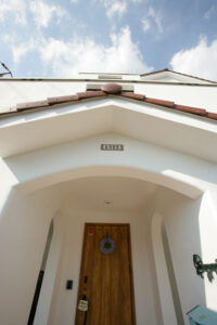 かっこいい工務店　東京都　ジェイプラン　施工例 #2　新築　戸建　プロヴァンス　外観　玄関アプローチ