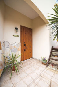 かっこいい工務店　東京都　ジェイプラン　施工例 #4　新築　戸建　プロヴァンス　玄関　アプローチ