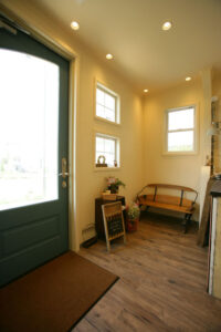 かっこいい工務店　東京都　ジェイプラン　施工例 #5　新築　戸建　プロヴァンス　店舗併用住宅　店舗玄関ホール