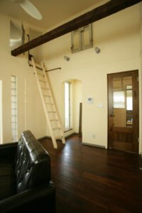 かっこいい工務店　東京都　ジェイプラン　施工例 #5　新築　戸建　プロヴァンス　店舗併用住宅　居住　内観　リビング　ロフト