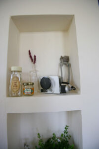 かっこいい工務店　東京都　ジェイプラン　施工例 #5　新築　戸建　プロヴァンス　店舗併用住宅　居住　内観　ニッチ　飾り棚