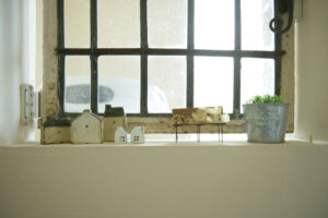 かっこいい工務店　東京都　ジェイプラン　施工例 #5　新築　戸建　プロヴァンス　店舗併用住宅　居住　内観　出窓