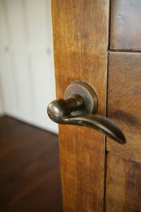 かっこいい工務店　東京都　ジェイプラン　施工例 #5　新築　戸建　プロヴァンス　店舗併用住宅　居住　内観　室内ドア　ドアノブ