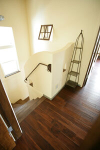 かっこいい工務店　東京都　ジェイプラン　施工例 #5　新築　戸建　プロヴァンス　店舗併用住宅　居住　内観　2階ホール　階段