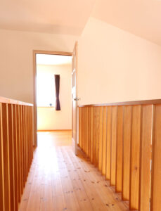 かっこいい工務店　鹿児島県　西郷建築　施工例 #1　新築　戸建　ナチュラル　2階　踊り場　3