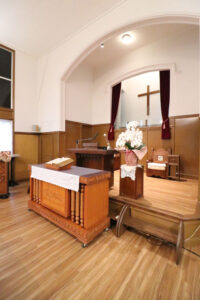 かっこいい工務店　鹿児島県　西郷建築　施工例　＃4　リノベーション　教会　内観　祭壇