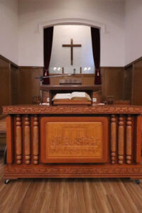 かっこいい工務店　鹿児島県　西郷建築　施工例　＃4　リノベーション　教会　内観　祭壇　3