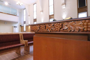 かっこいい工務店　鹿児島県　西郷建築　施工例　＃4　リノベーション　教会　内観　祭壇　7