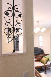 かっこいい工務店　鹿児島県　西郷建築　施工例　＃4　リノベーション　教会　内観　控室　アイアン　飾り