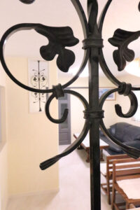 かっこいい工務店　鹿児島県　西郷建築　施工例　＃4　リノベーション　教会　内観　控室　アイアン　飾り　2