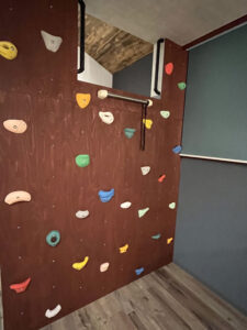 かっこいい工務店　鹿児島県　西郷建築　施工例　＃5　学童保育所　内観　ボルダリング　2