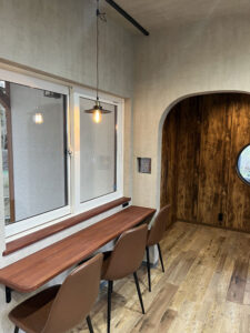 かっこいい工務店　鹿児島県　西郷建築　施工例　＃5　学童保育所　内観　造作　机