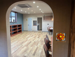 かっこいい工務店　鹿児島県　西郷建築　施工例　＃5　学童保育所　内観　アーチ　壁　ステンドグラス　