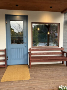 かっこいい工務店　鹿児島県　西郷建築　施工例　＃4　リノベーション　学童保育所　外観　玄関