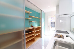 かっこいい工務店　鹿児島県　西郷建築　施工例 #2　新築　戸建　平屋　ナチュラル　オープンキッチン　カップボード