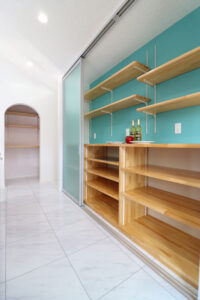 かっこいい工務店　鹿児島県　西郷建築　施工例 #2　新築　戸建　平屋　ナチュラル　オープンキッチン　造作　カップボード