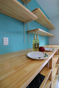 かっこいい工務店　鹿児島県　西郷建築　施工例 #2　新築　戸建　平屋　ナチュラル　オープンキッチン　造作　カップボード　3