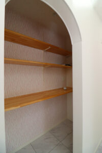 かっこいい工務店　鹿児島県　西郷建築　施工例 #2　新築　戸建　平屋　ナチュラル　オープンキッチン　パントリー