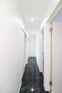 かっこいい工務店　鹿児島県　西郷建築　施工例 #2　新築　戸建　平屋　ナチュラル　廊下