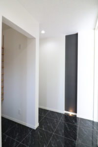 かっこいい工務店　鹿児島県　西郷建築　施工例 #2　新築　戸建　平屋　ナチュラル　玄関ホール　2