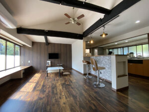 かっこいい工務店　鹿児島県　西郷建築　施工例 #3　リノベーション　古民家　宿泊施設　民泊　ダイニング＆キッチン　2