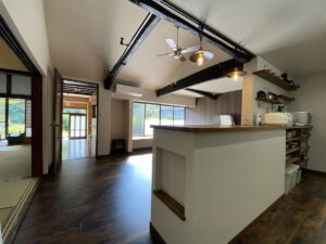 かっこいい工務店　鹿児島県　西郷建築　施工例 #3　リノベーション　古民家　宿泊施設　民泊　ダイニング＆キッチン　3