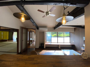 かっこいい工務店　鹿児島県　西郷建築　施工例 #3　リノベーション　古民家　宿泊施設　民泊　ダイニング＆キッチン　ペンダントライト