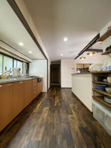 かっこいい工務店　鹿児島県　西郷建築　施工例 #3　リノベーション　古民家　宿泊施設　民泊　オープンキッチン