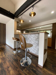 かっこいい工務店　鹿児島県　西郷建築　施工例 #3　リノベーション　古民家　宿泊施設　民泊　キッチンカウンター