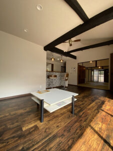 かっこいい工務店　鹿児島県　西郷建築　施工例 #3　リノベーション　古民家　宿泊施設　民泊　リビング