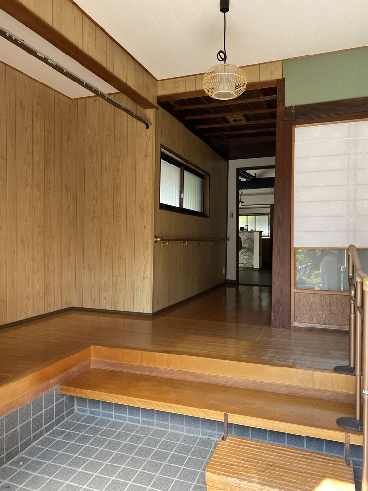 かっこいい工務店　鹿児島県　西郷建築　施工例 #3　リノベーション　古民家　宿泊施設　民泊　内観　玄関
