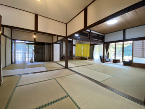 かっこいい工務店　鹿児島県　西郷建築　施工例 #3　リノベーション　古民家　宿泊施設　民泊　内観　大広間