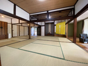 かっこいい工務店　鹿児島県　西郷建築　施工例 #3　リノベーション　古民家　宿泊施設　民泊　内観　大広間　2