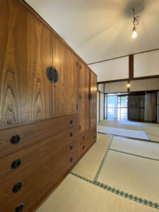 かっこいい工務店　鹿児島県　西郷建築　施工例 #3　リノベーション　古民家　宿泊施設　民泊　アンティーク家具　箪笥　タンス