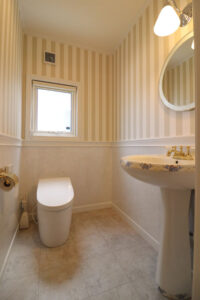 かっこいい工務店　宮城県　トガシホーム　施工例　＃5　チューダー　トイレ