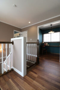 かっこいい工務店　宮城県　トガシホーム　施工例　＃5　チューダー　2階ホール