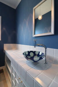 かっこいい工務店　宮城県　トガシホーム　施工例　＃5　チューダー　2階　トイレ　手洗い