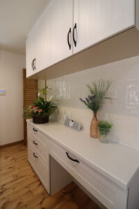 かっこいい工務店　宮城県　トガシホーム　新築　戸建　プロヴァンス　内観　キッチン　カップボード