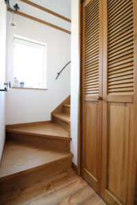 かっこいい工務店　宮城県　トガシホーム　新築　戸建　プロヴァンス　内観　階段