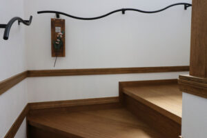 かっこいい工務店　宮城県　トガシホーム　新築　戸建　プロヴァンス　内観　階段　手摺り　アイアン
